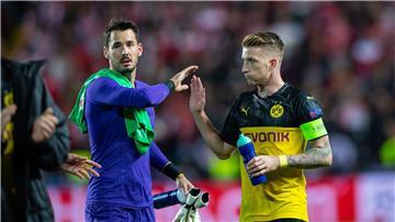 Der ehemalige BVB-Torwart Roman Bürki (l) rät Marco Reus zu einem Wechsel nach Amerika.