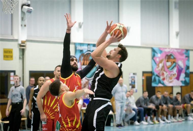 Basketball-Supercup in Bremerhaven: Das wird dieses Jahr geboten Der ehemalige Eisbären-Profi Jan Lipke (rechts) ist beim Supercup in der Kolbhalle wieder mit von der Partie.