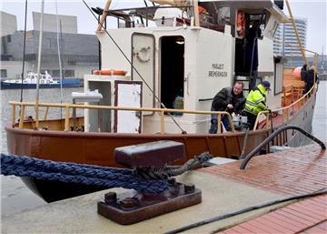 Der ehemalige Fischkutter "Margrit" macht als schwimmendes Café im Neuen Hafen fest.