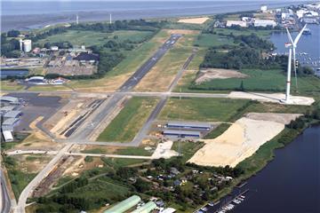 Antrag abgelehnt: Der ehemalige Flugplatz Luneort, der den Plänen für ein Offshore-Terminal geopfert worden war, ist längst stillgelegt. Aber der Hafen steckt in Gerichtsverhandlungen fest. Die CDU scheiterte jetzt mit dem Versucht, das umstrittene Projekt in einen Schwerlasthafen umzuwidmen.
