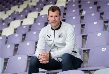 Der ehemalige Kicker des FC Bremerhaven, Marco Grote, feiert als Trainer des Zweitligisten VfL Osnabrück Erfolge. Foto: Gentsch/dpa