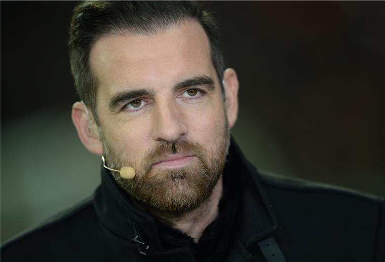 Ex-Nationalspieler Metzelder muss vor Gericht Der ehemalige Nationalspieler Christoph Metzelder sitzt vor Spielbeginn im Fernsehstudio des TV-Senders Sky.