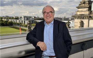 Erfahrung ist gefragt: Der ehemalige parlamentarische Staatssekretär Uwe Beckmeyer (SPD) soll jetzt bei dem Neubau-Projekt "Seute Deern" helfen.
