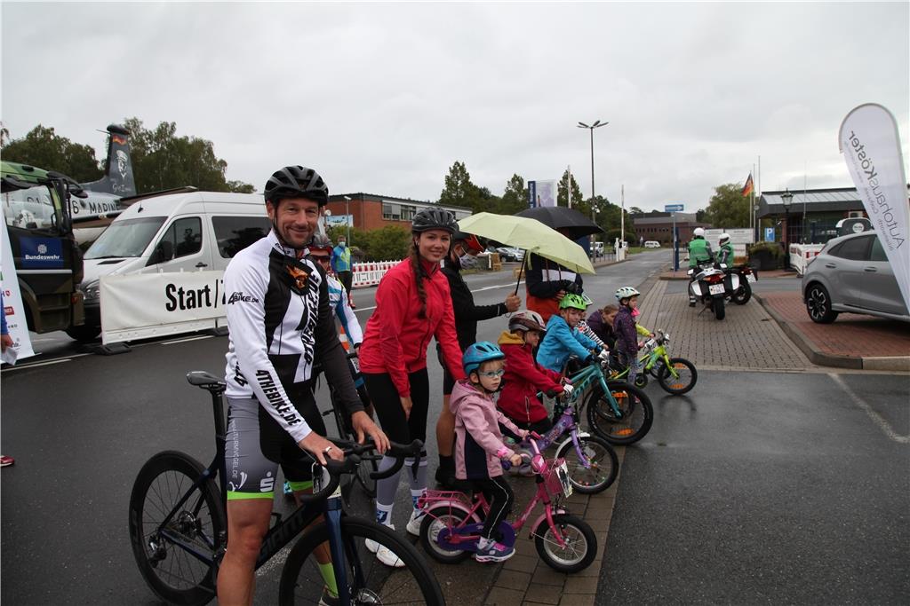 Der ehemalige Profi-Radrennfahrer Björn Glasner begleitet das Kids-Rennen.  