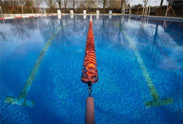 Köln: Schwimmtrainer wegen sexuellem Missbrauch vor Gericht Ein leeres Schwimmbecken