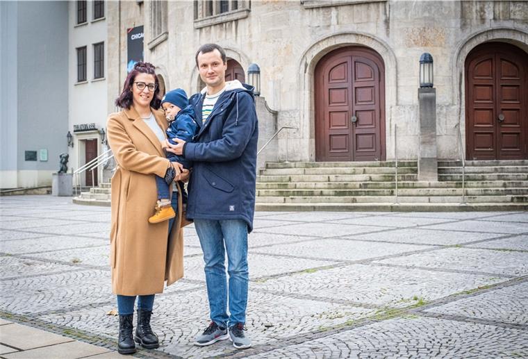 Bremerhaven: Einbürgerungsfall kommt vor die Bürgerschaft Der ehemalige Tänzer des Bremerhavener Stadttheaters, Oleksandr Shyryayev, hier mit seiner Frau Jessica De Fanti Teoli und Sohn Nikolai (1), hat zwar die Einbürgerungszusage des Magistrats erhalten, soll aber zuvor seinen ukrainischen Pass im Kriegsgebiet von Donezk zurückgeben. Foto: Hartmann