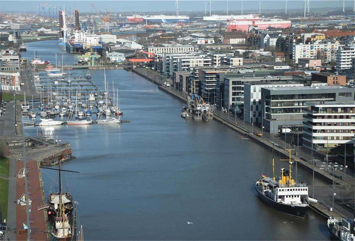 Bagger sorgt für Tiefgang Der Eimerkettenbagger „Bremerhaven“ liegt bereits im Neuen Hafen. Ab Montag wird er einen Teil des Hafenbeckens vertiefen.