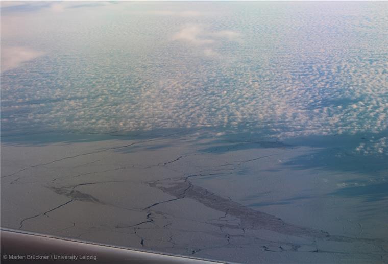 Flugkampagne: Forschende untersuchen Atmosphäre in der Arktis Der Einfluss der warmen Luftmassen verursacht immer mehr Risse im arktischen Meereis, wie bei einem Messflug mit HALO während der Kampagne «HALO-(AC)3» beobachtet wurde.