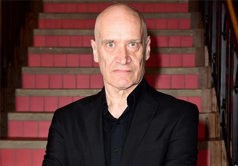Britischer Gitarrist und Sänger Wilko Johnson gestorben Ein Mann mit Glatze schaut starr in die Kamera.