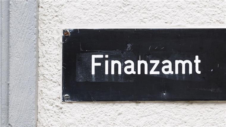 Niedersachsens Finanzämter sind 2023 langsamer geworden Der Eingang von einem Finanzamt.