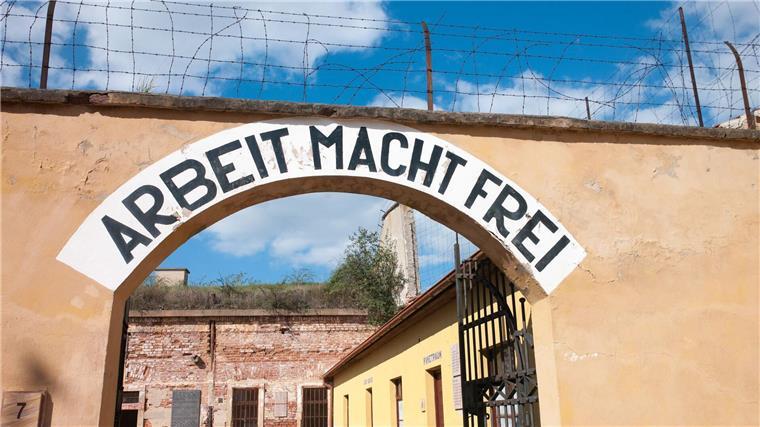 Kinderoper „Brundibar“: Singen im Angesicht des Todes Der Eingang zur kleinen Festung Theresienstadt, wo während des Zweiten Weltkriegs ein Gestapo-Gefängnis untergebracht war.