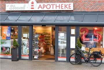 Der Eingangsbereich der Strand-Apotheke mit der großen Automatiktür.