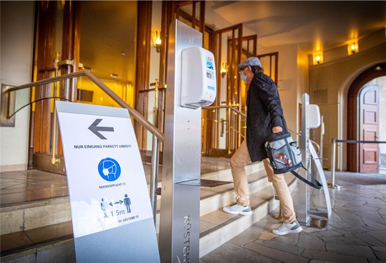 Endlich wieder Musik auf der Bühne Der Eingangsbereich des Großen Hauses wird von Weghinweisen und Desinfektionsspendern gesäumt. Foto: Hartmann