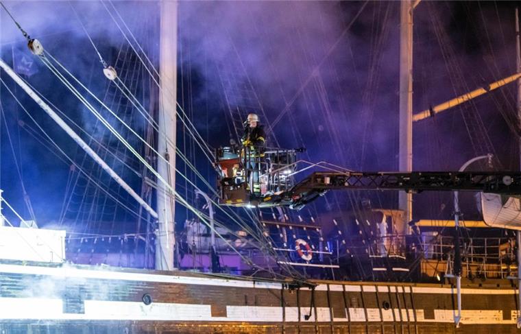 Der Einsatz auf dem Traditionsschiff "Seute Deern" in Bremerhaven dauert an. 