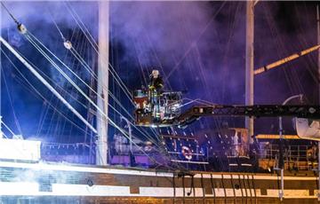 Der Einsatz auf dem Traditionsschiff "Seute Deern" in Bremerhaven dauert an. 