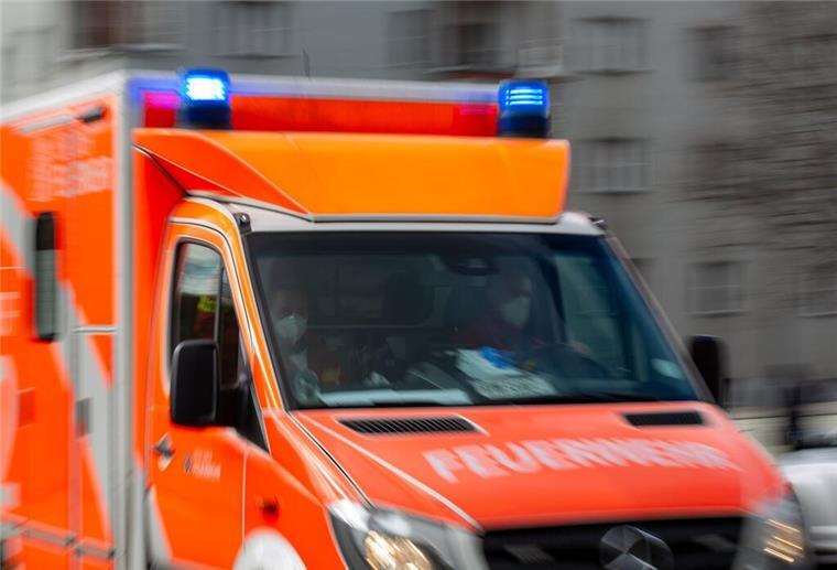 Frau erfasst Tochter in Bad Bederkesa mit dem Auto: Lebensgefahr Der Einsatz eines Rettungswagens war am Sonntag in Bad Bederkesa nötig, nachdem es zu einem tragischen Unfall gekommen war.