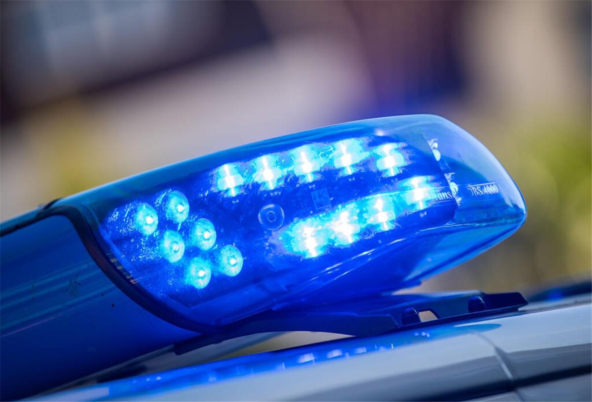 Psychisch auffälliger 19-Jähriger greift Polizisten an Ein Blaulicht ist auf dem Dach eines Polizeifahrzeugs zu sehen.