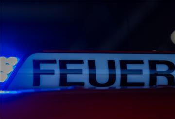  Ein Blaulicht leuchtet auf einem Feuerwehrwagen in der Hauptfeuer- und Rettungswache der Feuerwehr Leverkusen. 