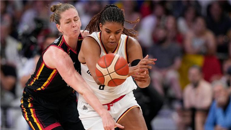 Basketballerinnen bangen weiter um Nyara Sabally Der Einsatz von Nyara Sabally (r.) gegen Japan ist weiter ungewiss.