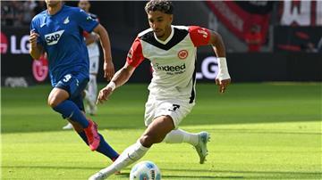 Der Einsatz von Omar Marmoush in Wolfsburg ist fraglich.