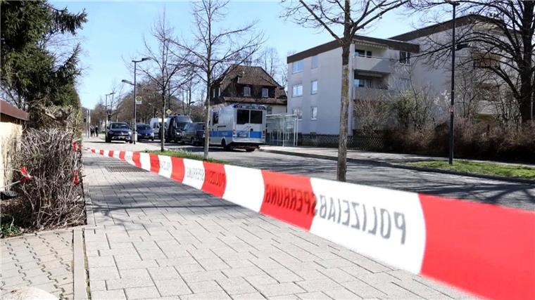 Der Einsatzort in Reutlingen ist mit einem Flatterband der Polizei abgesperrt.