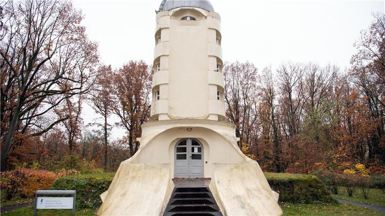 Hommage an einen Revolutionär - Einsteinturm wieder eröffnet Der Einsteinturm in Potsdam „wird jetzt wieder 20 bis 30 Jahre halten.“
