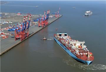 Schiff aus der Luft fotografiert an Containerkaje
