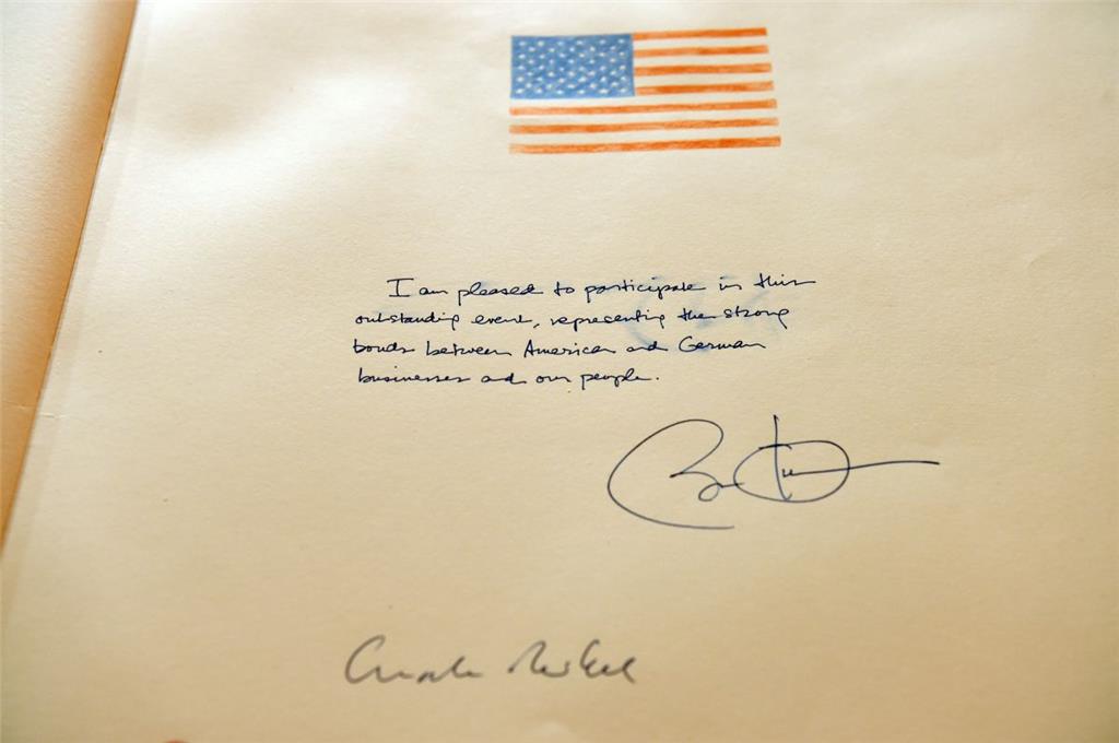 Der Eintrag von US-Präsident Barack Obama in das Goldene Buch der Stadt Hannover zur Eröffnung der Hannover Messe. Übersetzt steht dort: &quot;Ich bin erfreut, teilzunehmen an diesem herausragenden Ereignis, das die starken Verbindungen im Handel zwischen Amerika und Deutschland repräsentiert sowie die starken Verbindungen unserer Völker.&quot; Am späten Montagnachmittag will Obama wieder in Richtung Heimat starten.