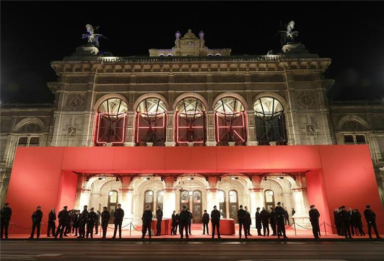 Opernball glitzert ohne Lugner mit Sternchen statt Stars Der Eintritt kostet 395 Euro - Sitzplatz nicht inbegriffen.