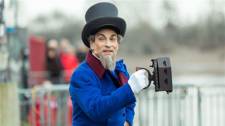 Der Eiswettenschneider ist bereit für das beliebte Schauspiel in Bremen. Zur traditionellen Bremer Eiswette werden viele Schaulustige am Weserufer  erwartet.  