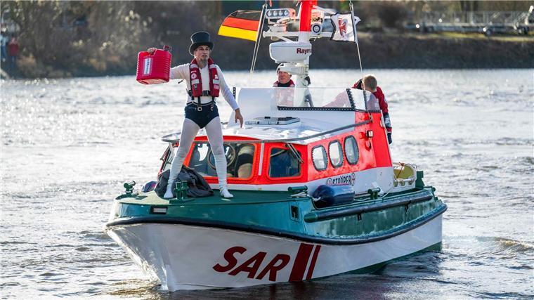 Der Eiswettenschneider Peter Lüchinger fährt auf einem Seenotrettungsboot der Deutschen Gesellschaft zur Rettung Schiffbrüchiger (DGzRS) über die Weser.