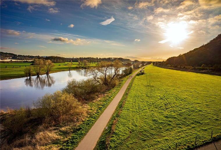Der Elberadweg und der Weser-Radweg (Foto) enden direkt an der Nordsee – perfekt für alle, die mit dem Rad Meer erleben wollen. Cuxhaven bietet dabei den idealen Schlusspunkt mit Wattblick und Seeluft. 