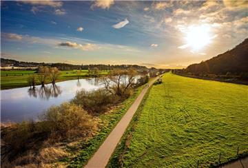 Der Elberadweg und der Weser-Radweg (Foto) enden direkt an der Nordsee – perfekt für alle, die mit dem Rad Meer erleben wollen. Cuxhaven bietet dabei den idealen Schlusspunkt mit Wattblick und Seeluft. 