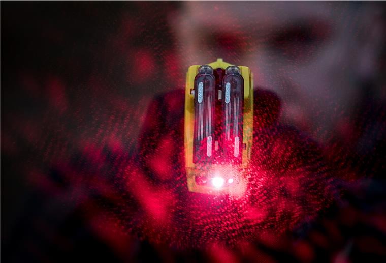Polizisten warten vergeblich auf den Taser Der Elektroschocker, auch Taser genannt, wurde bei der Polizei in Bremerhaven erfolgreich getestet. Aber die Regierungsfraktionen sind zerstritten. Eine landesweite Einführung wird es nicht geben. Foto: Roessler/dpa