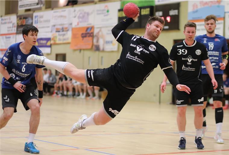 Bittere Niederlage für Elsfleth in der Handball-Oberliga Der Elsflether TB (schwarze Trikots/beim Wurf Michael Schröder) verlor gegen einen potenziellen Konkurrenten um den Klassenerhalt.