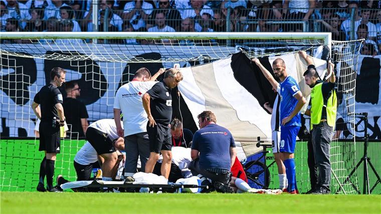 Gäste-Trainer geschockt: „Hat uns alle erschüttert“ Der Elversberger Florian Le Joncour wird auf dem Platz behandelt.