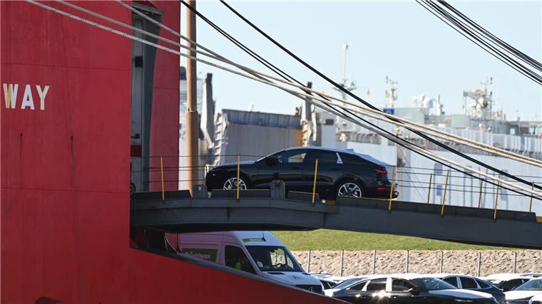 Neue US-Zölle - Emder Hafen hofft auf stabilen Autoumschlag Der Emder Seehafen hofft, dass die neuen Zölle in den USA auf Auto-Importe den Umschlag nicht zu sehr drücken werden.