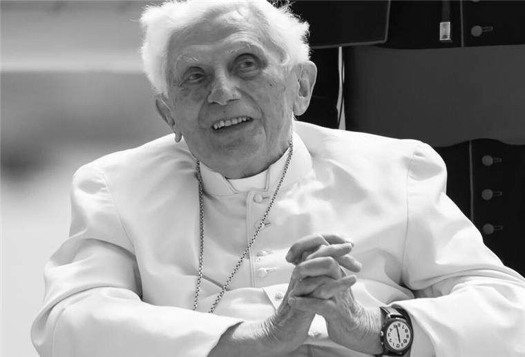 Emeritierter Papst Benedikt XVI. gestorben Der emeritierte Papst Benedikt XVI. kommt am Flughafen München zu seinem Flugzeug.