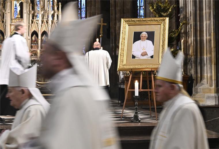 Gedenken an Benedikt XVI. - Vorbereitung auf Trauerfeiern Ein Foto des verstorbenen Papstes Benedikt XVI. steht in der St. Veitskathedrale in Prag.