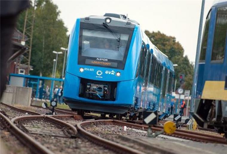 Franzosen zeichnen EVB-Wasserstoffzug aus Der emissionsfreie Wasserstoffzug ist auf der Strecke von Bremervörde über Bremerhaven nach Cuxhaven unterwegs. Bis Ende 2021 soll auf der rund 100 Kilometer langen Strecke die Dieselzugflotte durch 14 Wasserstoffzüge ersetzt werden.