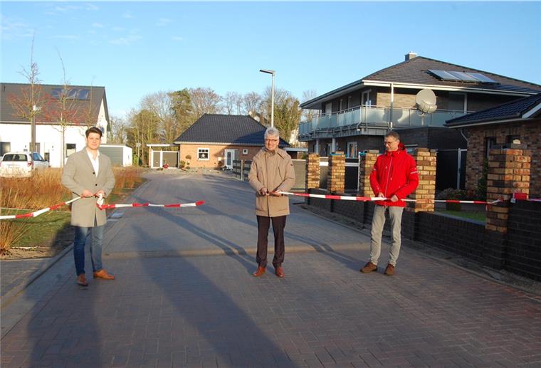 Brake: Neues Wohngebiet in Zentrumsnähe Der Endausbau der Klaus-Müller-Straße im Baugebiet Klippkanne ist fertig, die Straße in Baulast der Stadt übergeben. Bürgermeister Michael Kurz (Mitte) durchschnitt im Beisein von Jochen Tiesler (Baufirma, links) und Dirk Brüers (Wohnungsbau) offiziell das Band.