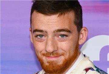 Der Ende Juli tot aufgefundene US-Schauspieler Angus Cloud ist laut Gerichtsmedizinern an einer versehentlichen Überdosis von Drogen und Medikamenten gestorben.)