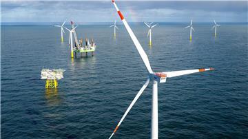 Der Energiekonzern One-Dyas will seine Erdgasförderplattform über ein zu verlegendes Seekabel mit Windstrom vom benachbarten Windpark Riffgat versorgen. (Archivbild) 