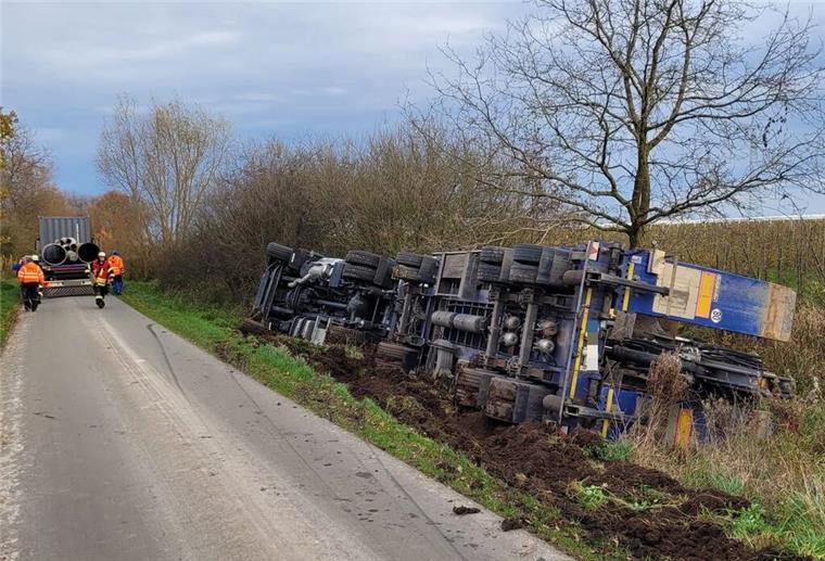 Tieflader mit Bohrgerät umgestürzt: Schaden in Höhe von Zehntausenden Euro Unfallfoto