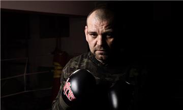 Der ernste  Blick ist ein Beleg dafür: Eugen Buchmüller denkt schon an seinen nächsten Kampf. Bremerhavens Profi-Boxer steigt am Samstag in Dorsten wieder in den Ring.