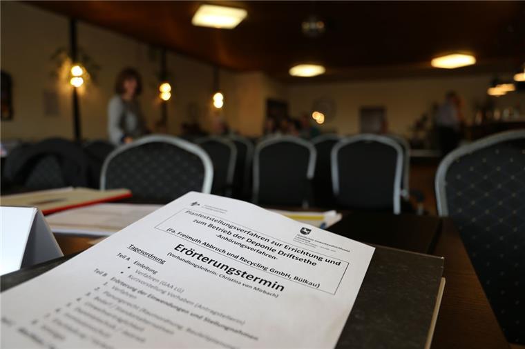 AKW-Bauschutt: Keine Aussage bei Deponie-Erörterung in Uthlede Der Erörterungstermin in Uthlede ist abgeschlossen: Am Dienstag und Mittwoch standen dort während der Veranstaltung der Gewerbeaufsicht die Einwendungen gegen die geplante Deponie in Driftsethe im Mittelpunkt.