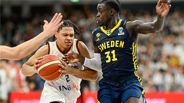 Erleichtert und stolz: 18-Jähriger erfreut Bundestrainer Der erst 18 Jahre alte Jack Kayil führte die deutschen Basketballer gegen Schweden an.