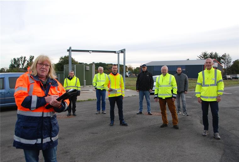 Bad Bederkesa: Gewerbegebiet West nimmt Form an Der erste Bauabschnitt des Gewerbegebiets West ist fertig und offiziell abgenommen: Auch Heike Schwartau, Projektleiterin der Firma Sweco aus Schiffdorf, Vertreter des Wasserverbandes und der Stadt Geestland sind zufrieden mit dem Ergebnis.