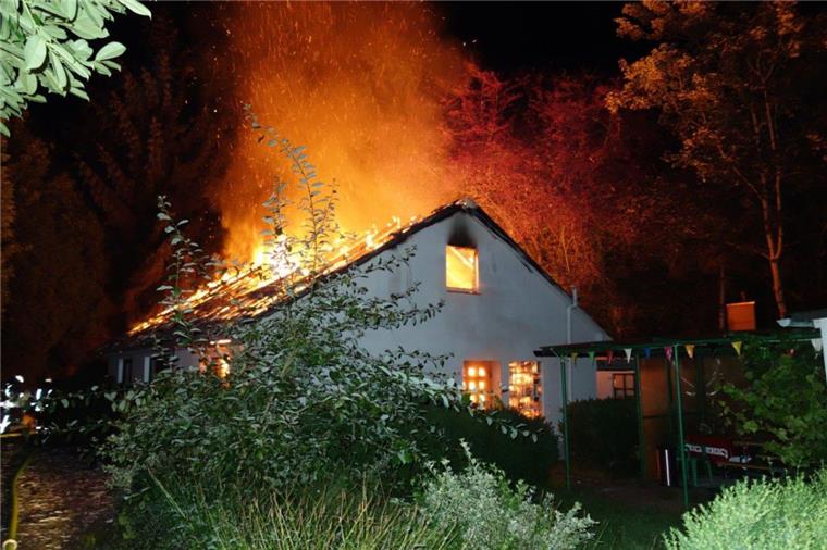 Feuerwehr Bremerhaven am Limit: Vier Brände in einer Nacht Der erste Einsatz der Feuerwehr in der Nacht zu Freitag: In der Carsten-Lücken-Straße brannte das Dach eines Hauses.