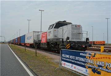 Der erste Güterzug aus China kommt am Güterverkehrszentrum des Tiefwasserhafens JadeWeserPort an. 